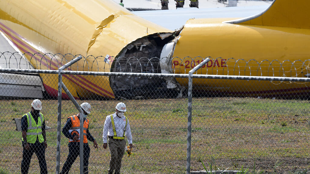 DHL-Flugzeug in Costa Rica zerbrochen