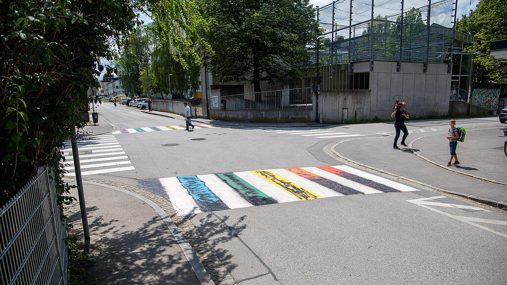 Regenbogen-Zebrastreifen in Liefering beschmiert