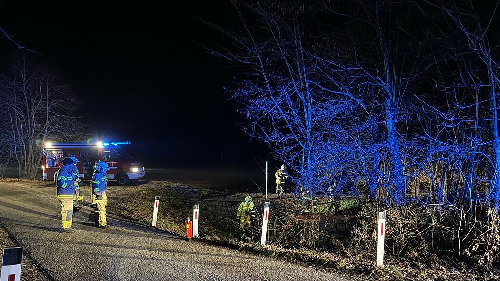 Auto-Überschlag endet in Bachbett: Zwei Verletzte in Bergheim