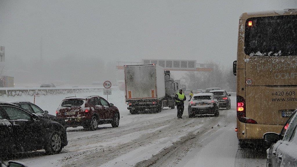 Schnee sorgt für Unfälle und Verkehrschaos: Stau auf der A1