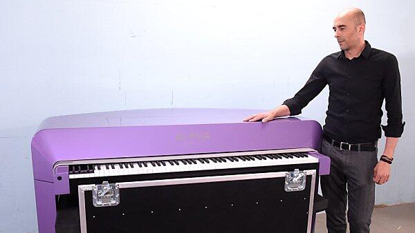 Mario Aiwasian mit dem für Prince hergestellten Piano