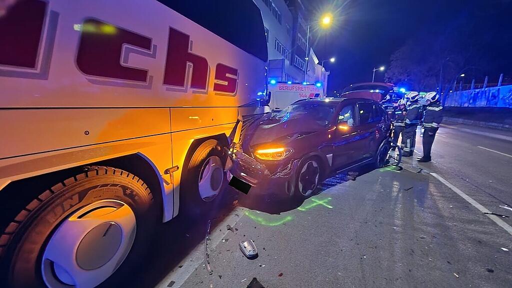 Pkw musste per Lastkette aus dem Reisebus-Heck gezogen werden