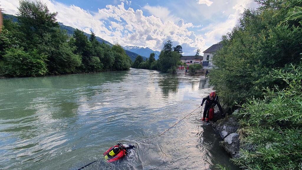 Bruck: Kind in Salzach vermisst
