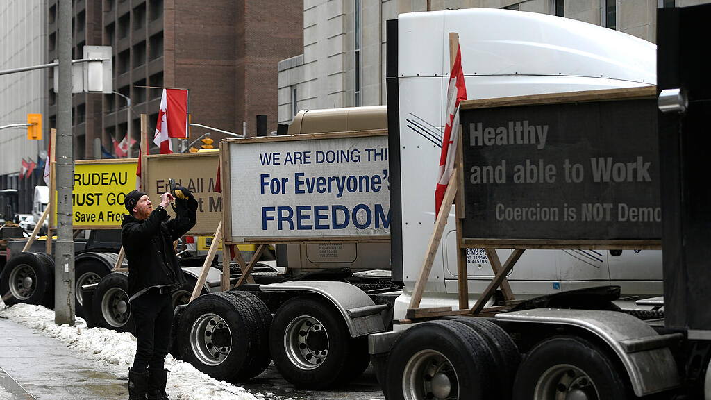 Truck Convoy in Kanada