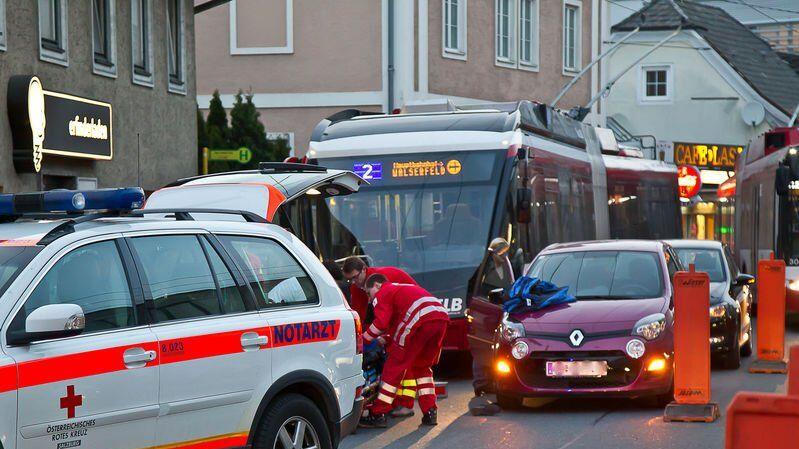 Die Frau wurde noch an der Unfallstelle erstversorgt.