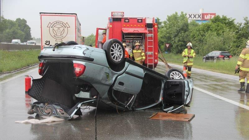 Pkw überschlägt sich auf der A1
