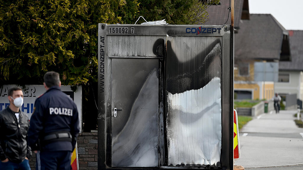 Kontrollstation in Straßwalchen brennt