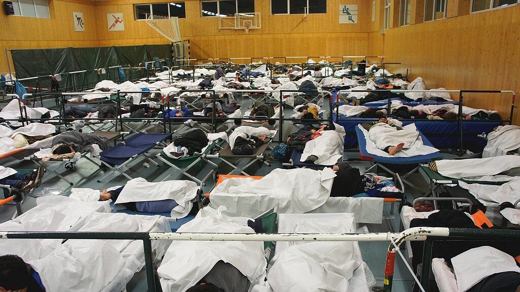 Die Sporthalle der Bundespolizei in Rosenheim dient der vorübergehenden Unterbringung der in Gewahrsam genommenen Migranten.