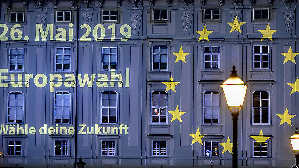 Beinahe noch in finsterer Nacht öffneten die ersten Wahllokale
