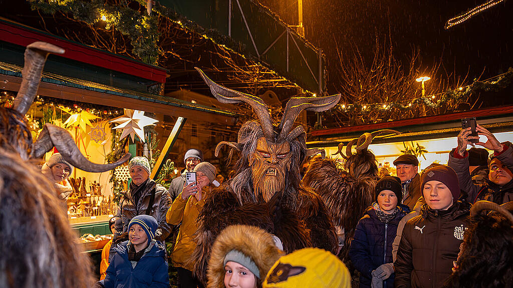 Alt Gnigler Krampusse beim Weihnachtsmarkt am Mirabellplatz