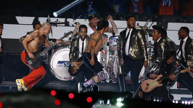 Bruno Mars & Red Hot Chili Peppers live beim Super Bowl 2014