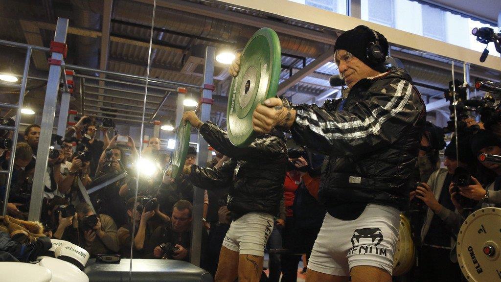 Mickey Rourke steigt mit 62 in den Boxring