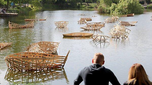 Nur das Original-Flüchtlingsboot im Teich fehlt noch