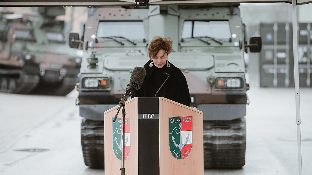 \u00dcbergabe neue Gefechtsfahrzeuge, I