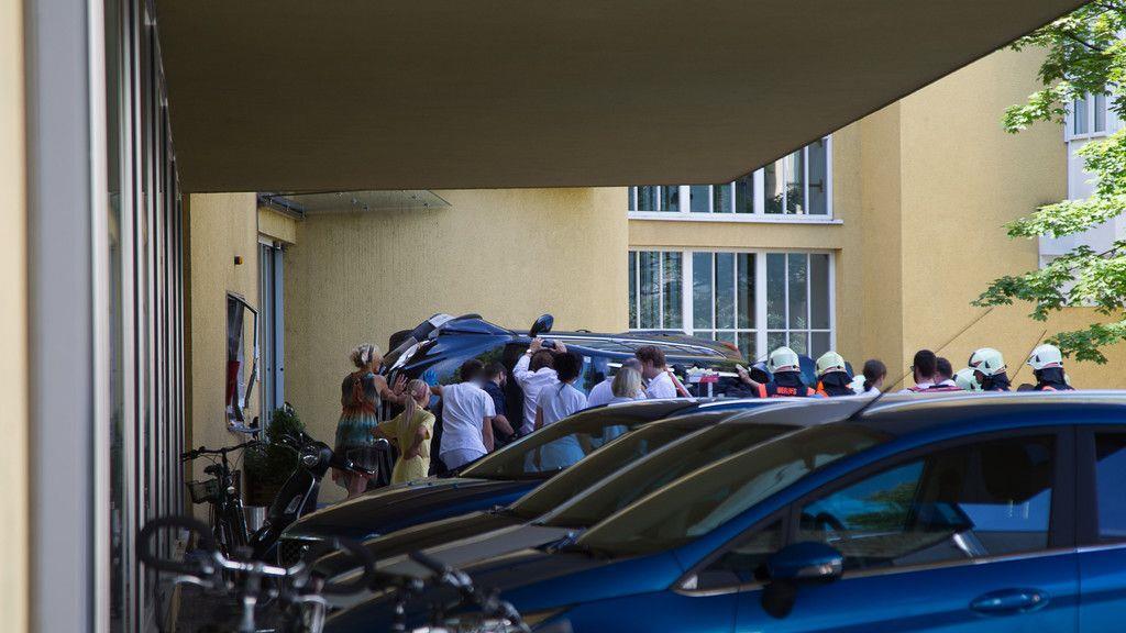 Pkw-Überschlag in Privatklinik