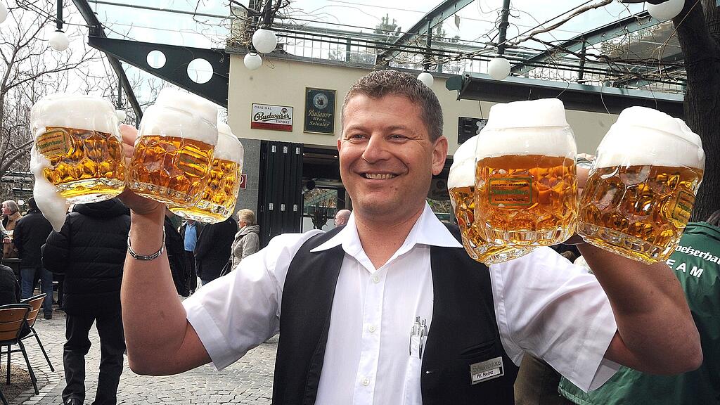 Nach Feierabend gibt's klassisches Bier, davor eher alkoholfrei. (Themenbild)