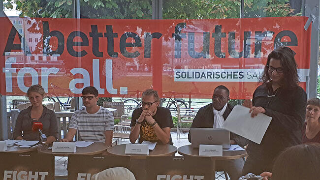 V.l.n.r.: Alina Kugler (Solidarisches Salzburg), Stephan Prokob (Radikale Linke), Tamino Böhm (Seawatch) und Ibrahim Manzo (Projekt „Alarm-Phone Sahara“).