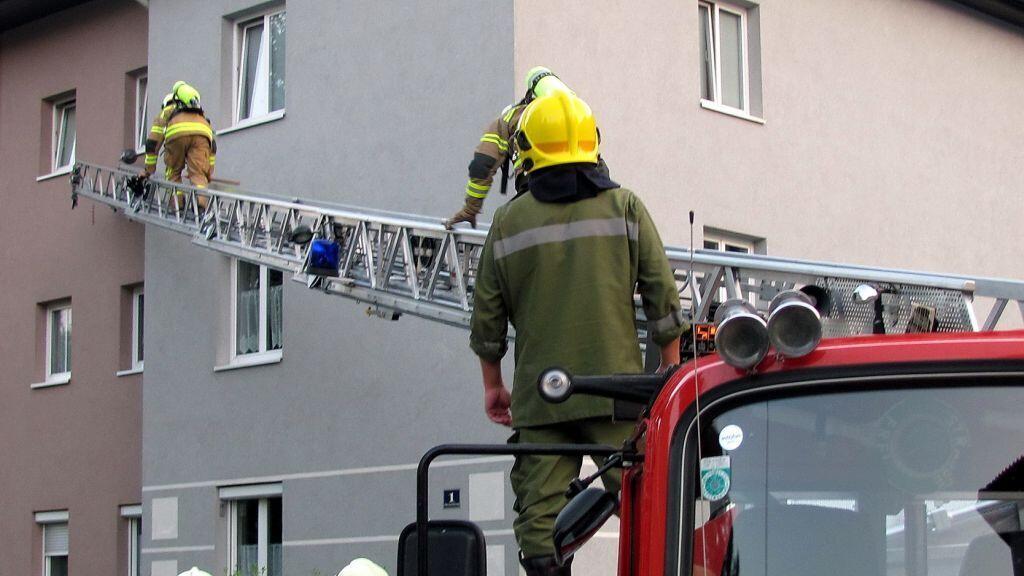 Die Feuerwehr stieg mittels Drehleiter in die Wohnung ein.