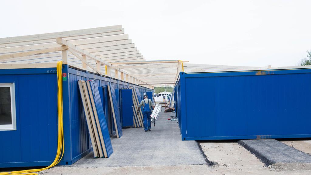 Aufbau der Container in der Schwarzenbergkaserne