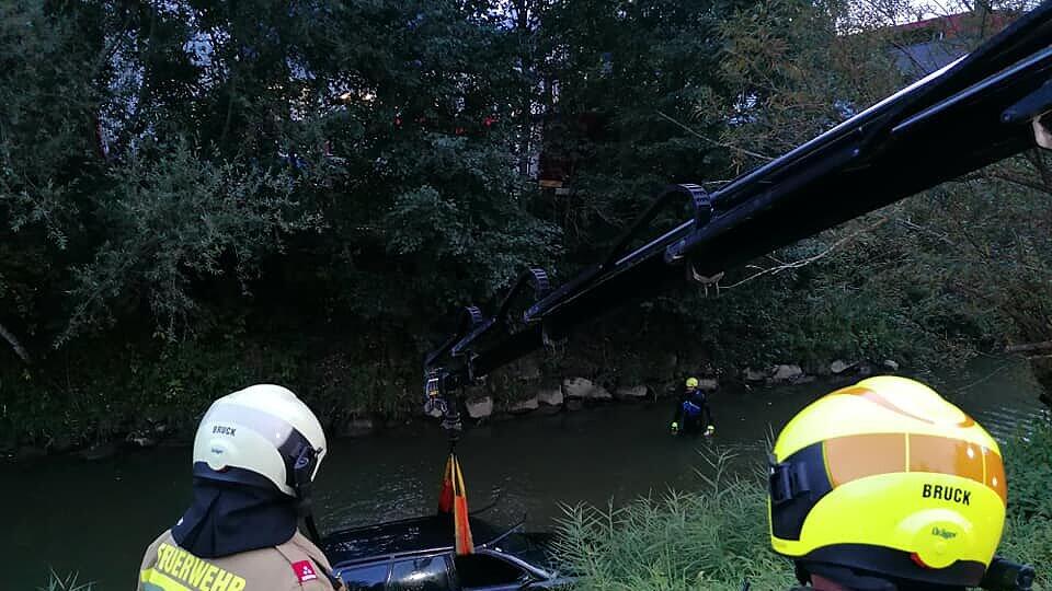 Bruck: Auto stürzt in Kanal