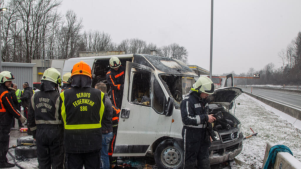 Die Feuerwehr löschte den Fahrzeugbrand rasch.