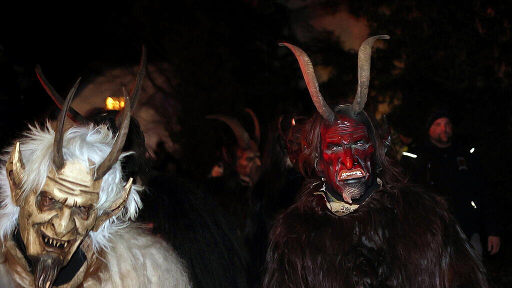 Anifer Krampuslauf am Dorfplatz