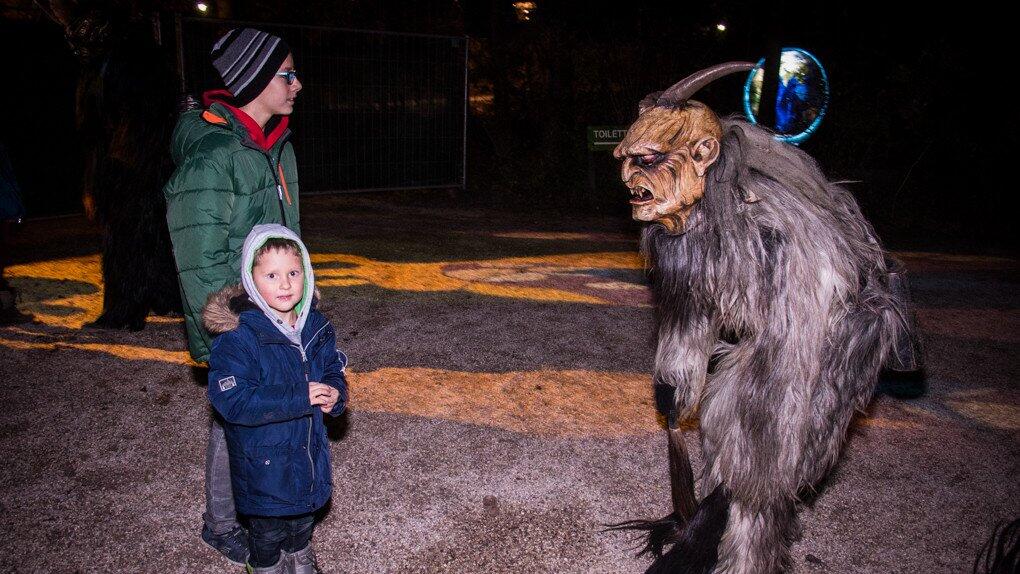 Die Krampusse beim Waldklang scheinen kinderfreundlich zu sein.