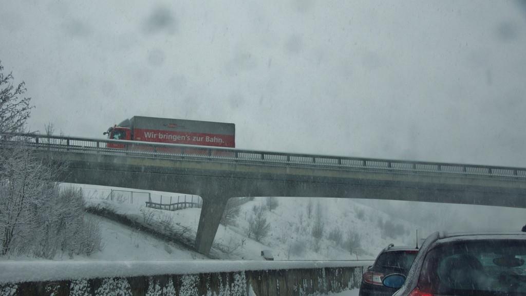 Schnee und Verkehrschaos auf den Straßen