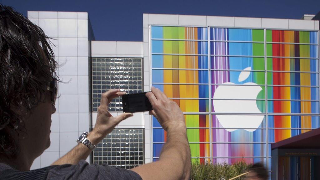 iPhone Besitzer vor Präsentationsort in San Francisco