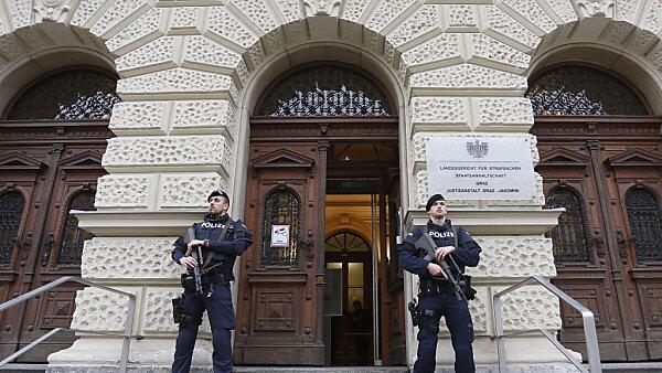 Polizisten bewachen das Landesgericht
