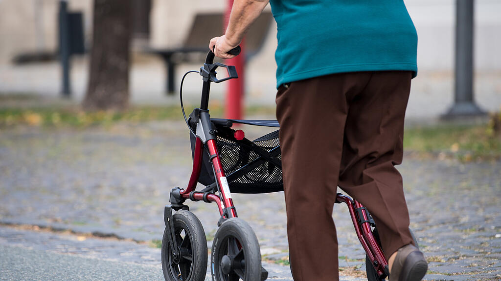 symb_alt symb_pension symb_pensionistin symb_frau symb_rollator