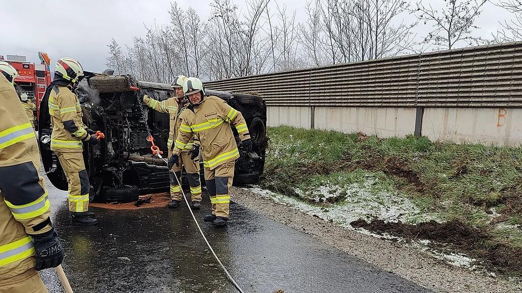 Crash mit Kleinbus auf A1 in Thalgau