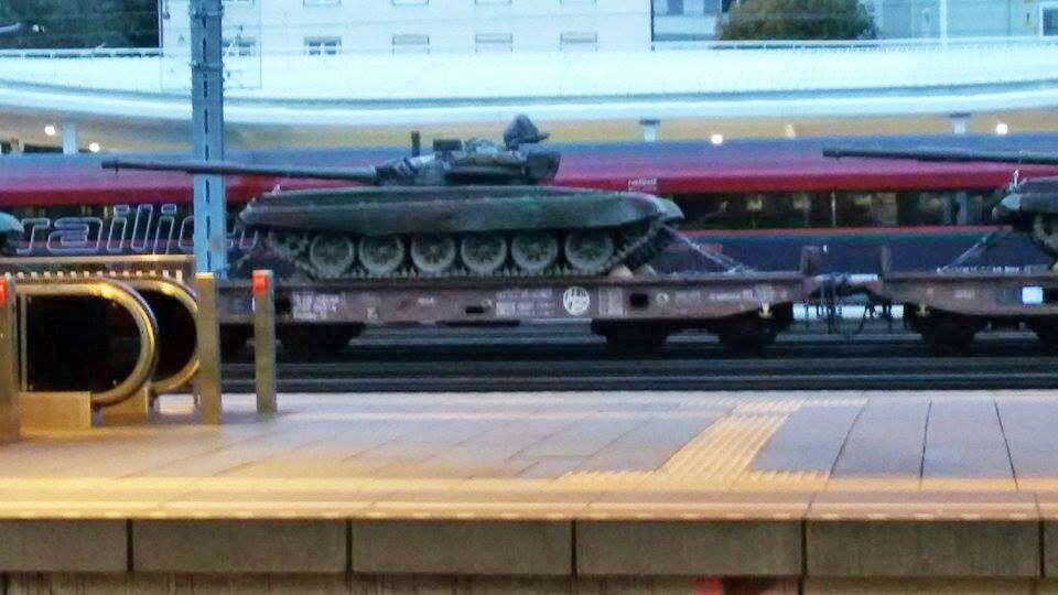 Bei den Panzern dürfte es sich um tschechische T-72 handeln.