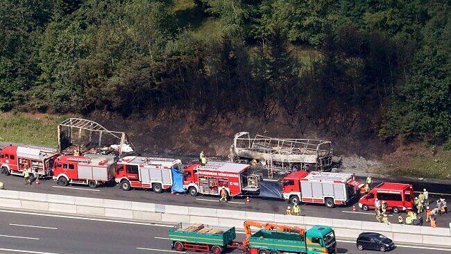 Beim tragischen Busunfall auf der A9 am 3 Juli wurde die Unfallstelle mit Planen abgehängt.