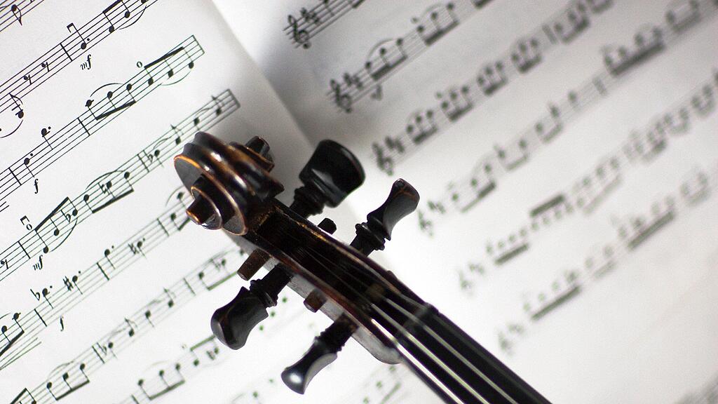 Musiknoten mit Violine [ (c) www.BilderBox.com, Erwin Wodicka, Siedlerzeile 3, A-4062 Thening, Tel. + 43 676 5103678.Verwendung nur gegen HONORAR, BELEG,URHEBERVERMERK und den AGBs auf bilderbox.com](in an im auf aus als and beim mit einer einem eines * & der die das . ), Begriffe, Boegen, Bogen, bow, bows, culture, die erste Geige spielen, die zweite Geige spielen, feines Gehoer, feines Gehör, fiddle, fiddles, first violin, Geige, Geige stimmen, Geigenspieler, Geigenspielerin, Geigerin, gutes
