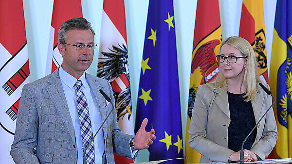 Hofer und Schramböck nach dem Ministerrat