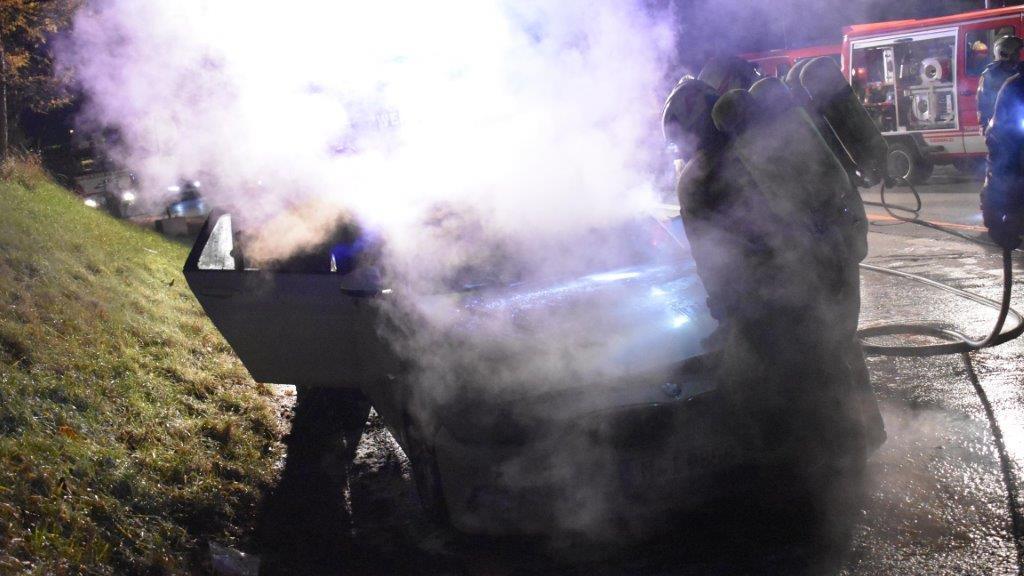 Auto auf A10 bei Zederhaus in Brand