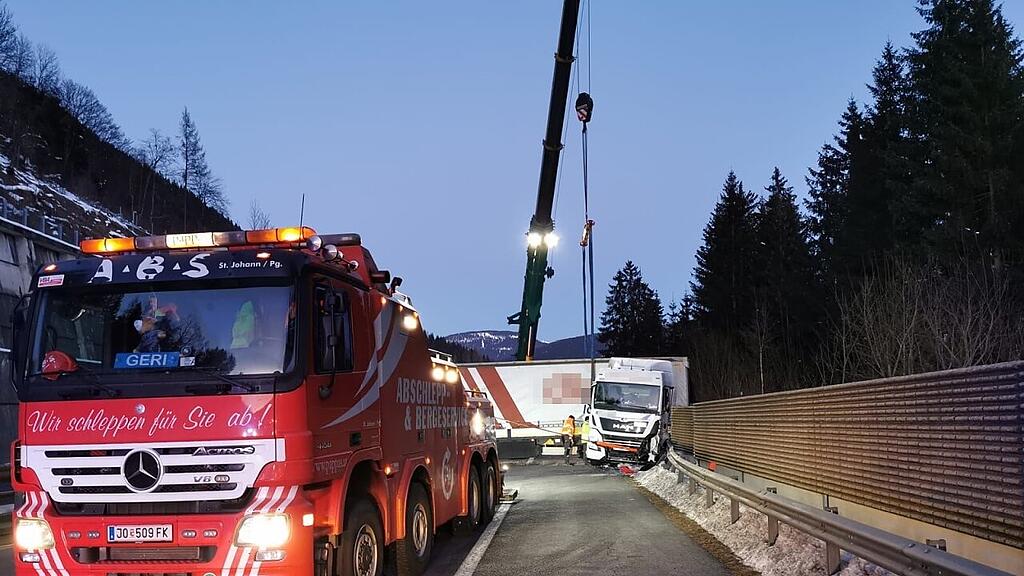 A10 bei Hüttau: Sattelschlepper contra Pkw