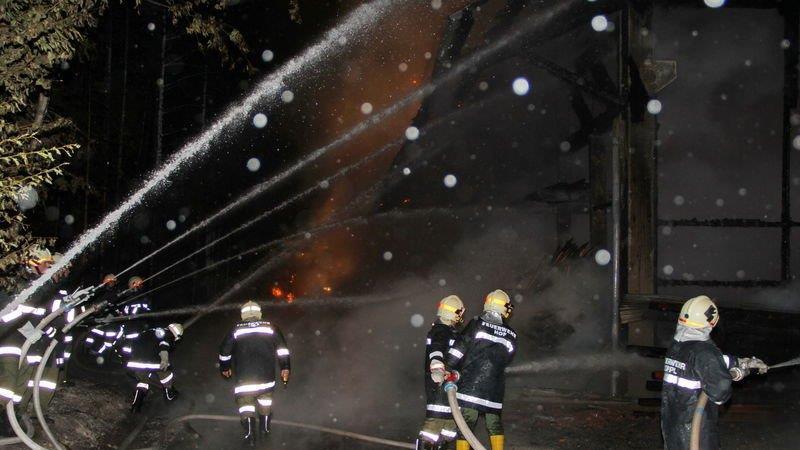 Sägewerk in Vollbrand: Löscharbeiten