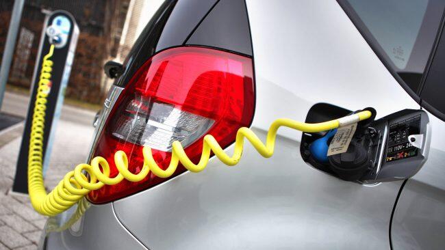Mit einem grünen Kennzeichen sollen zahlreiche Vorteile für E-Autos kommen.