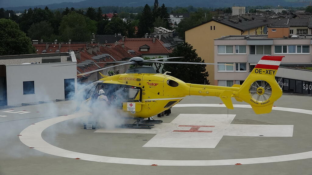 Einsatz\u00fcbung mit brennendem Hubschrauber