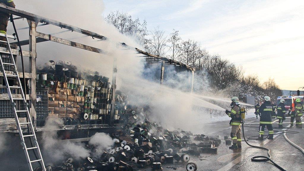 Lkw-Anhänger brennt auf A1 aus