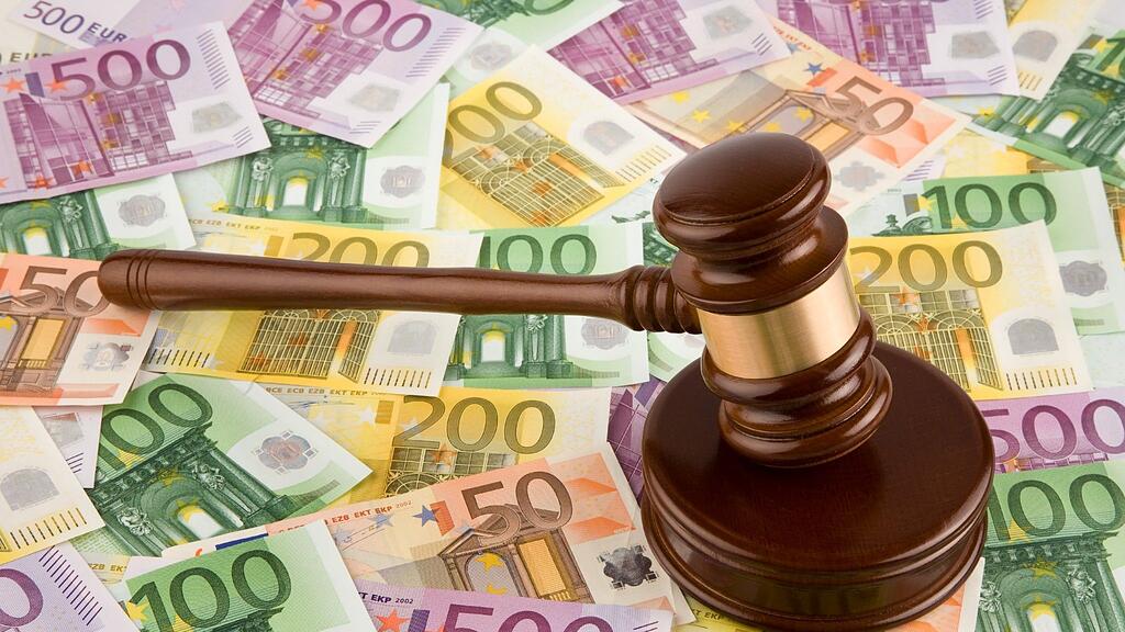 Der 49-Jährigen wurde vorgeworfen, zwischen 2002 und Herbst 2009 rund 585.000 Euro in die eigene Tasche gesteckt zu haben.