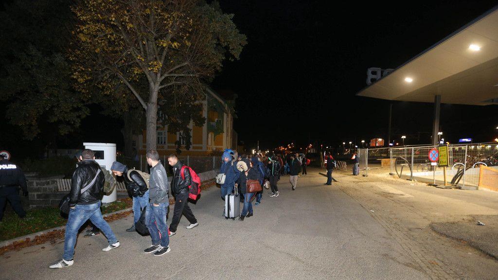 OÖ: Zahlreiche Flüchtlinge verbringen Nacht an Grenze