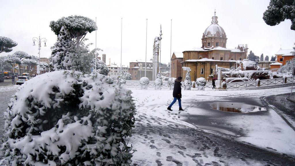 Rom versinkt im Schnee