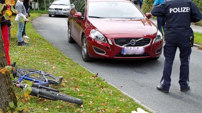 Radfahrer von Auto erfasst