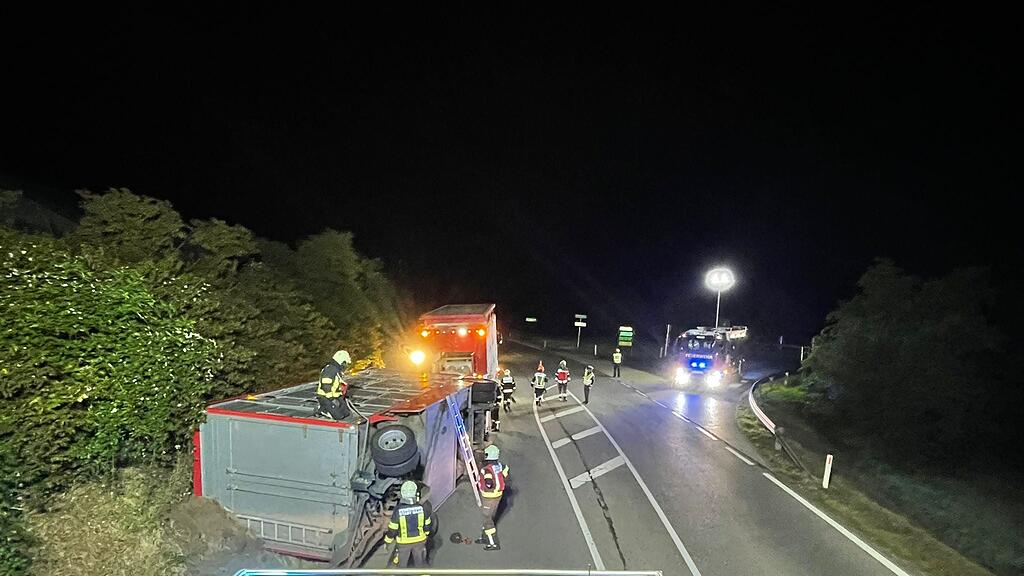 Schweinetransport kippt in NÖ um