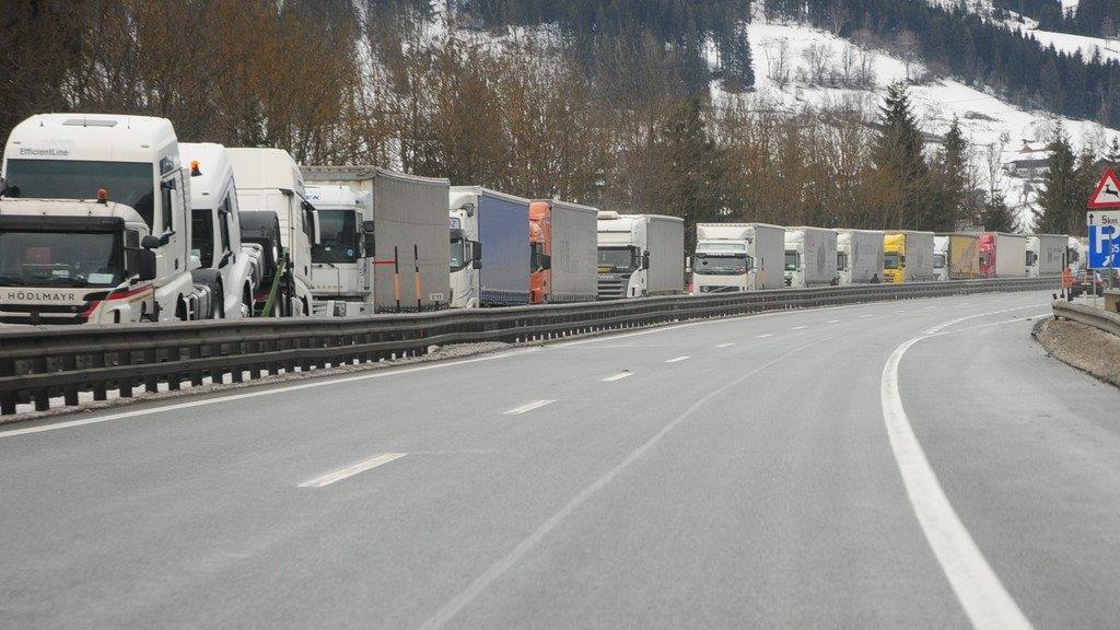 Schneechaos führt zu Stau auf A10