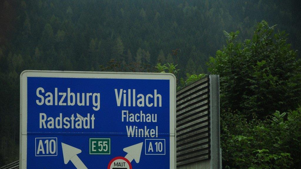 Pkw rast Polizei davon