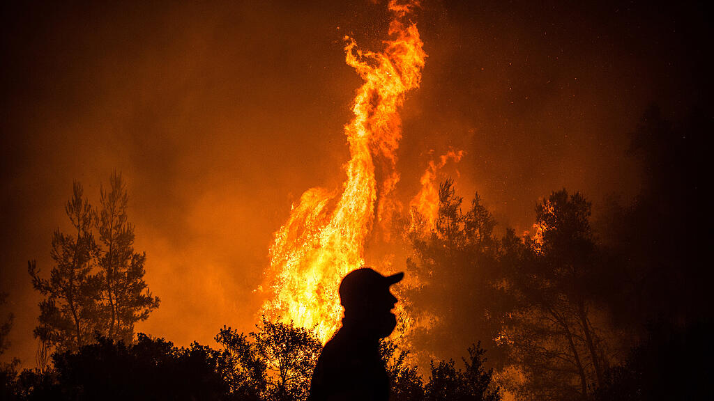 Feuer auf griechischer Insel